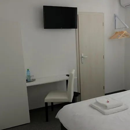 Pod Brezami** Guest house *